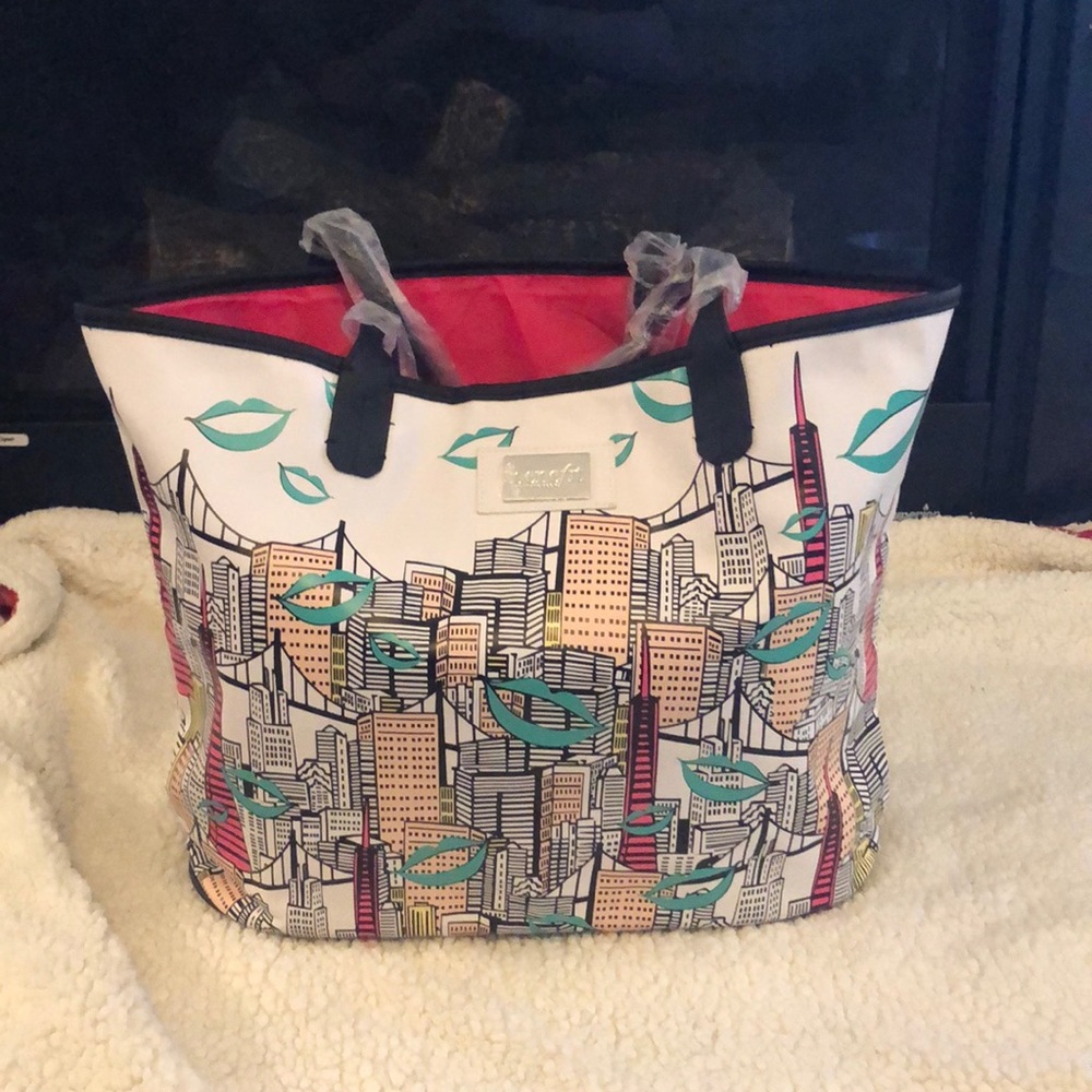 Brand new! Never used Benefit purse!